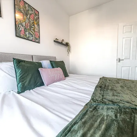 Spacious 3 Bedroom Flat Apartment