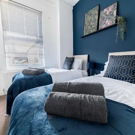 Spacious 3 Bedroom Flat Apartment